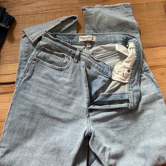 Abercrombie 90’s Straight ultra high rise curve love jeans - Picture 2 of 3